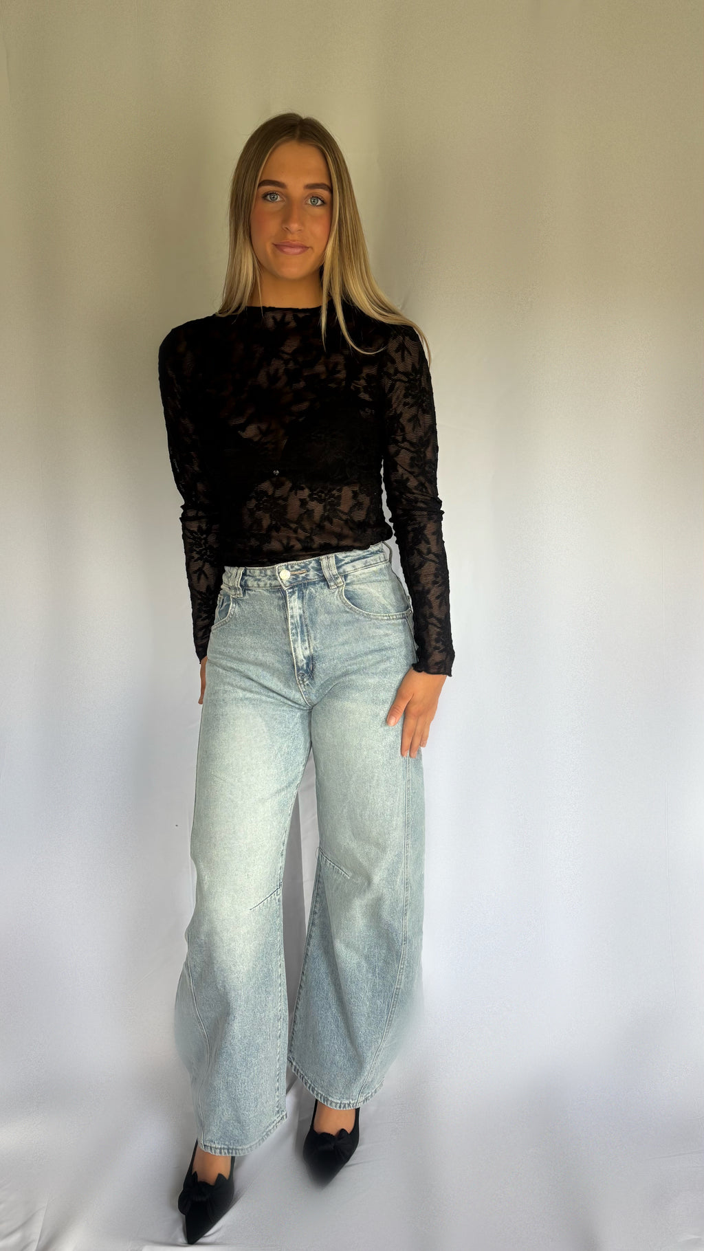 THE AMÉLIA LACE TOP
