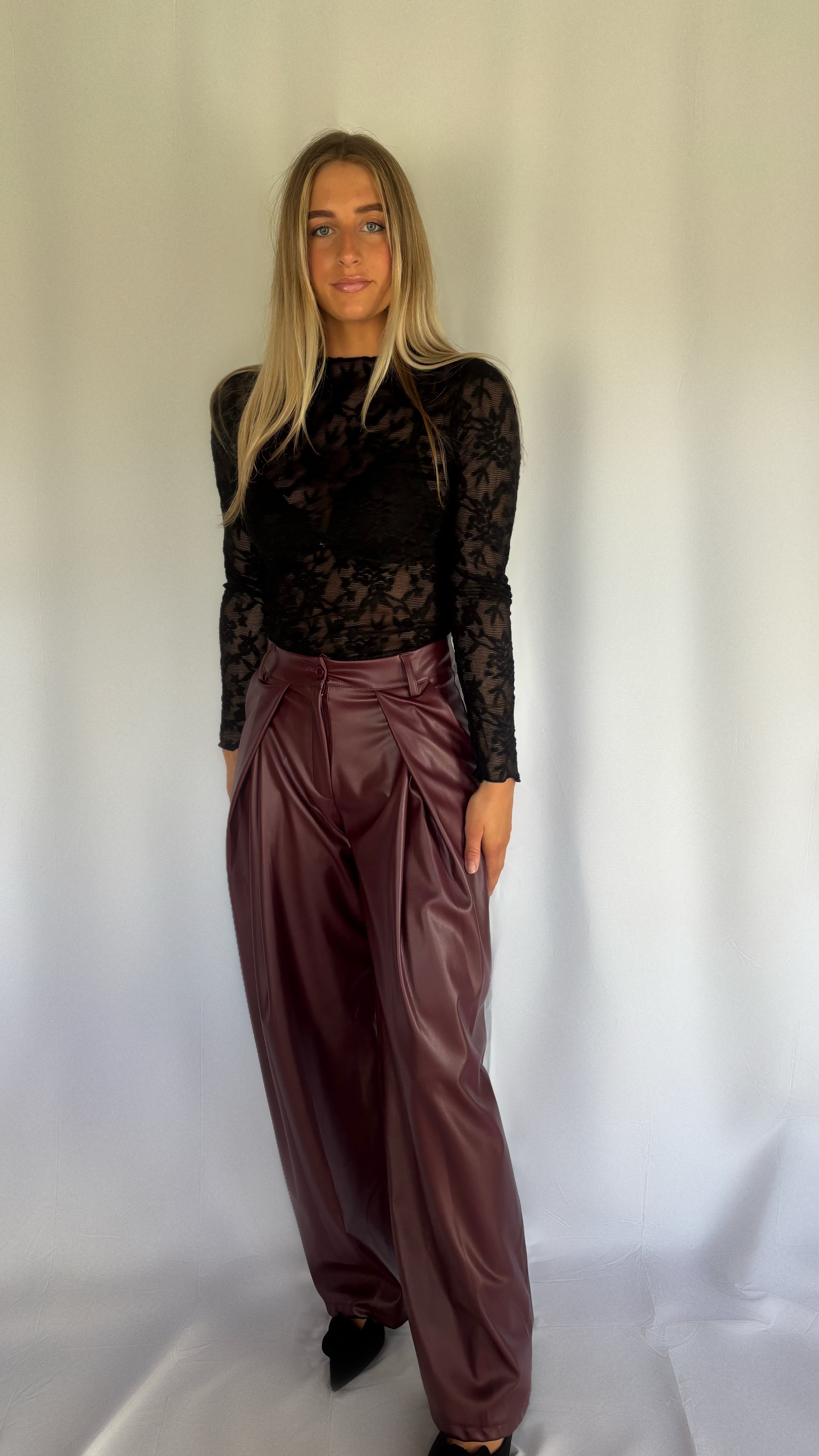 THE AMÉLIA LACE TOP