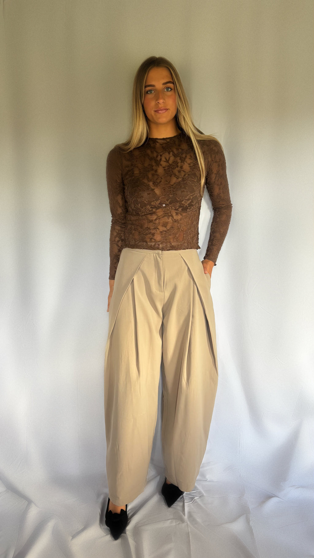 THE AMÉLIA LACE TOP