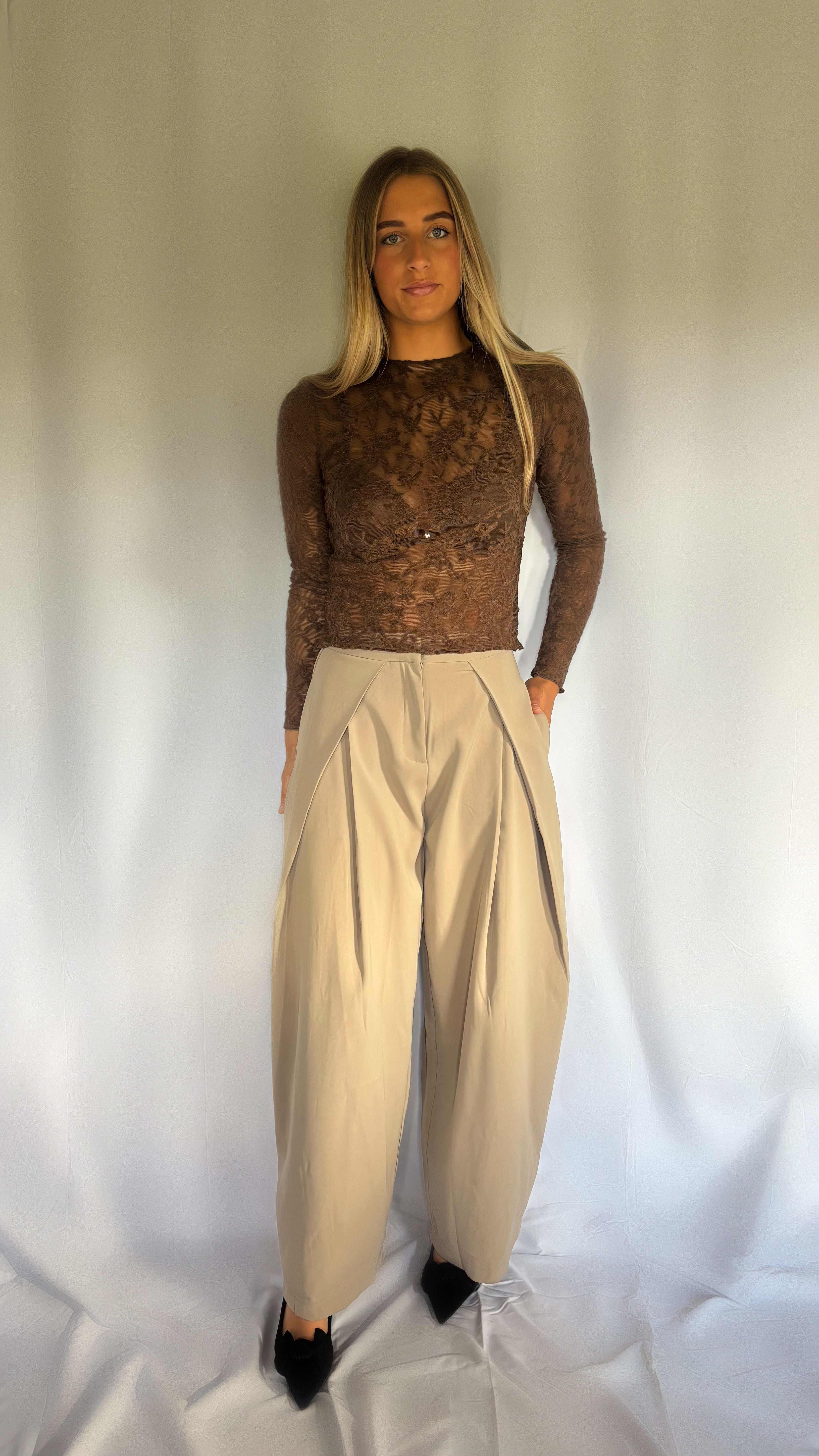 THE AMÉLIA LACE TOP